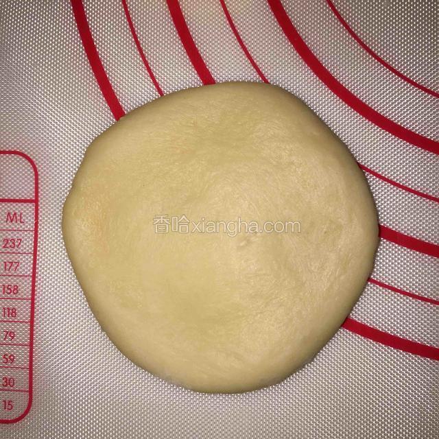 取一小面团轻轻擀成圆形面片，不要擀太大