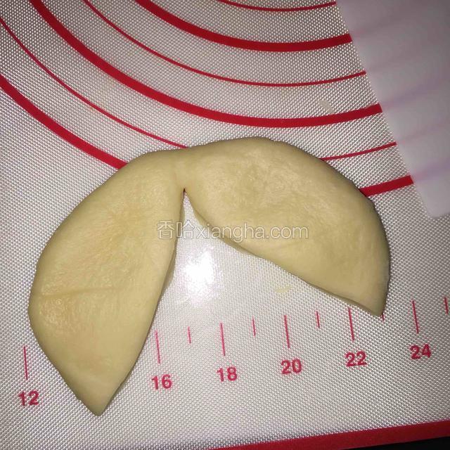沿中间的印子切一刀，不要切开，如图