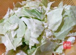 烧肉炒卷心菜的做法图解1