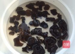 老醋菠菜木耳花生米的做法图解2