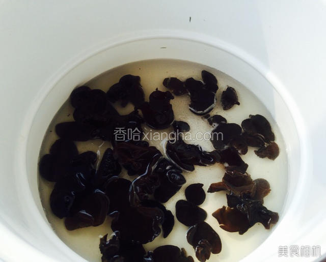 泡发好的木耳焯水