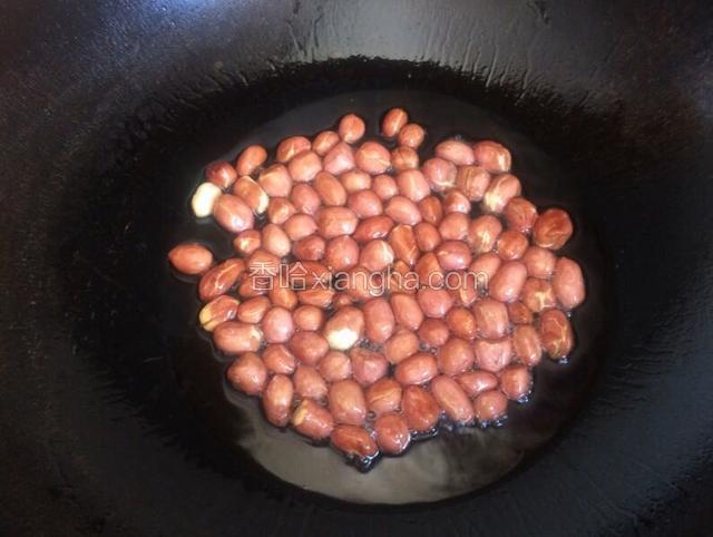 锅烧热放少许油把花生米炒熟