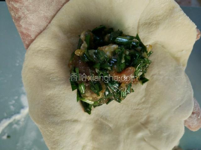 用擀面杖擀成像饺子皮一样，把馅料放入，按照自己的手法，包包子！