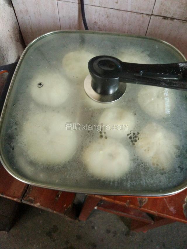 蒸锅水烧开，蒸盘上涂点油，把包子放入！大约蒸十五分钟左右！然后关掉，虚焖五分钟左右！