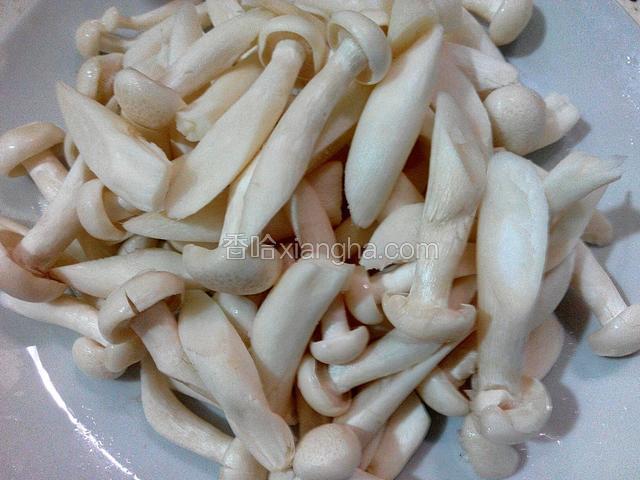 海鲜菇清洗干净、切段