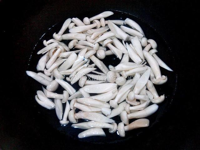 海鲜菇焯水、捞起沥干