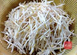 瘦肉炒绿豆芽的做法图解1