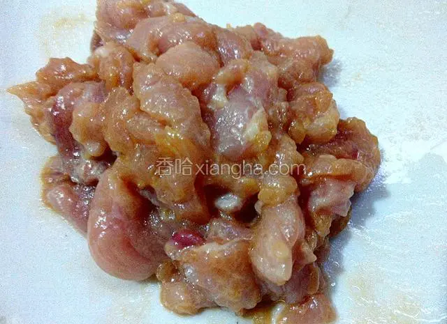 瘦肉切片、用油、生粉、酱油、腌制10分钟