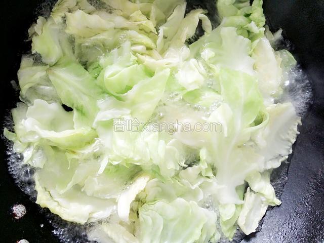 锅内烧水，水开后放入包菜，焯至断生！