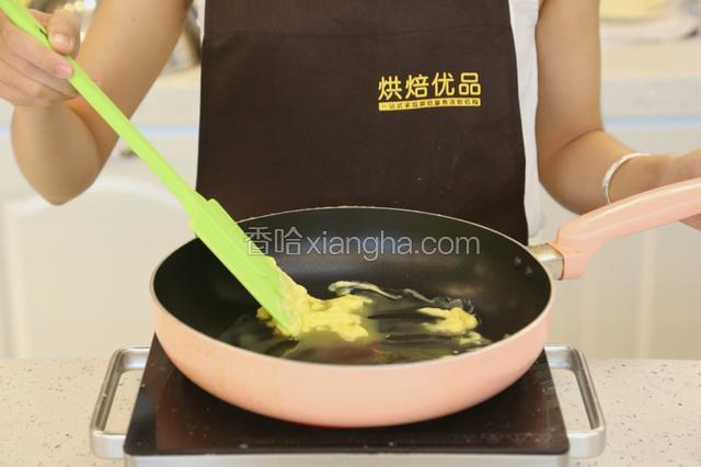 2.不粘锅中加入黄油小火加热至融化