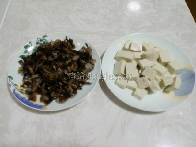 榛蘑洗干净备用，豆腐切块备用。