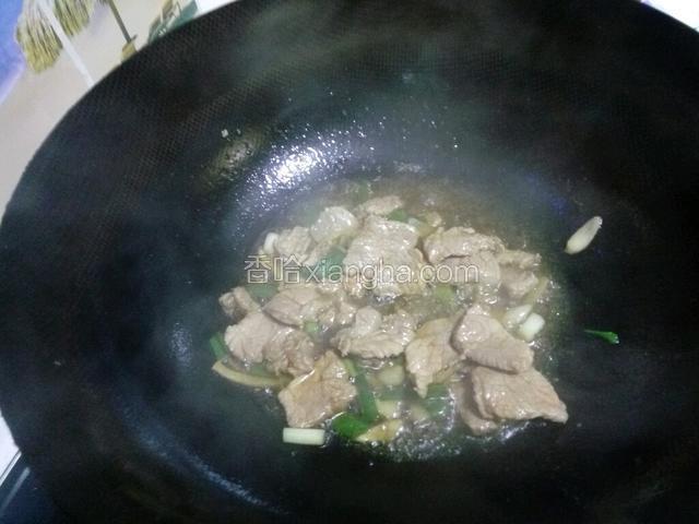 调入酱油，料酒继续翻炒。