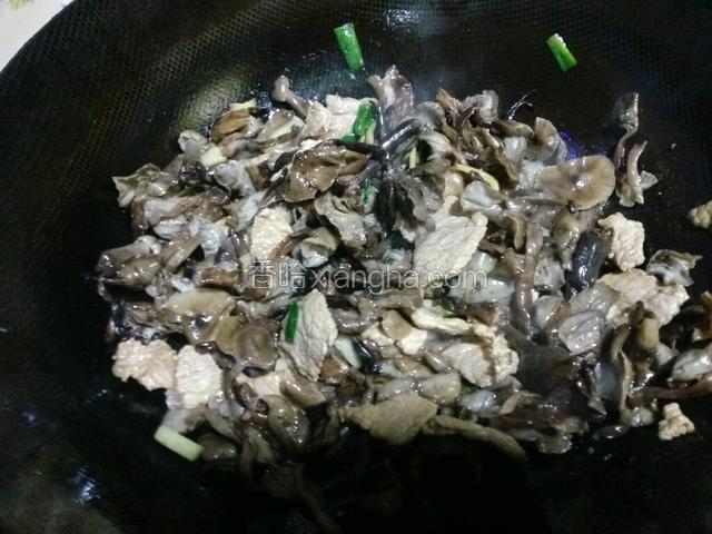 放入榛蘑大火快速翻炒几下。