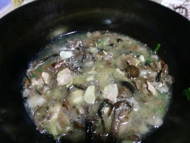 倒入一碗水。