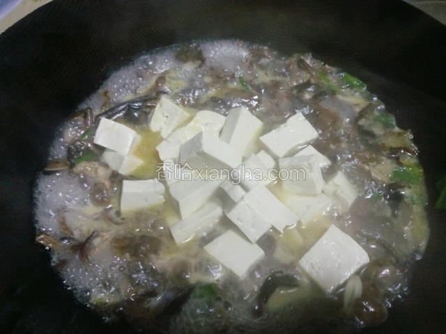 大火烧开后放入豆腐，再次烧开后调中小火慢炖。