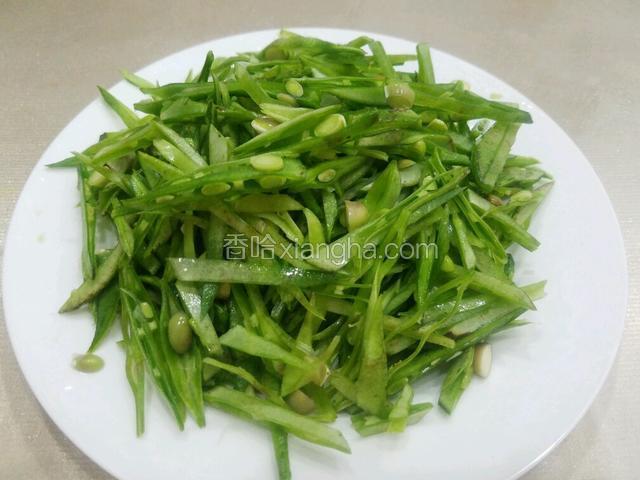 将扁豆斜切成丝。
