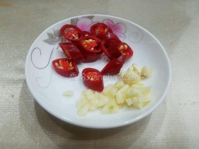将红椒切成圈，大蒜切成末备用。