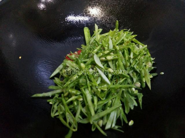 放入扁豆丝翻炒。