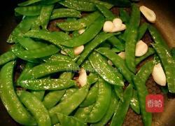 荷兰豆炒香肠的做法图解2