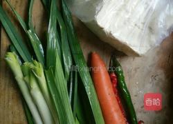 蒜苗爆豆腐的做法图解1