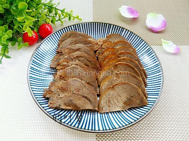 时间到，捞出牛腱子，切片摆盘出成品图。