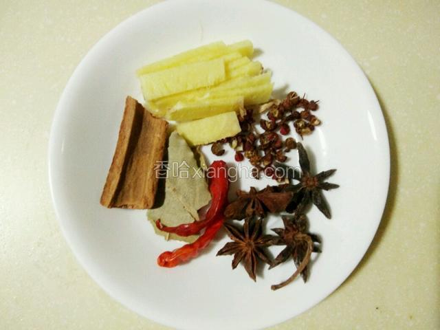 自己配制的卤料：姜，八角，桂皮，香叶，花椒，干红椒（我这次用的是陈卤，所以这些卤料都不需要）