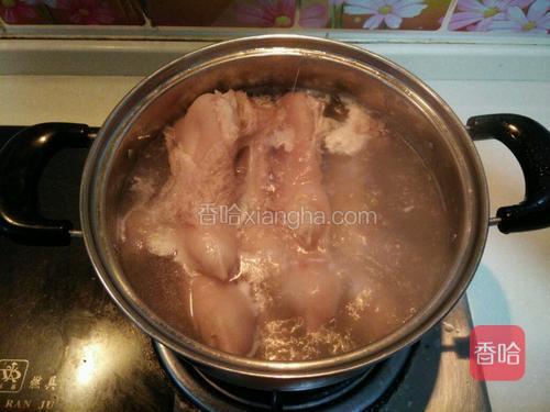 锅开煮五分钟，将猪蹄捞出来