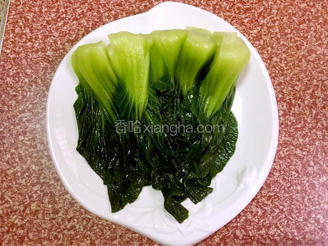 油菜焯熟后捞出沥干水分，摆盘
