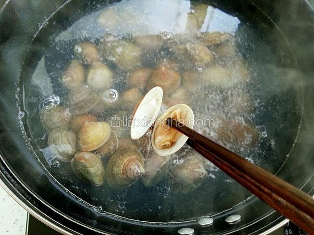 花蛤开口就夹出，每个花蛤煮开的时间不同，开一个，夹一个