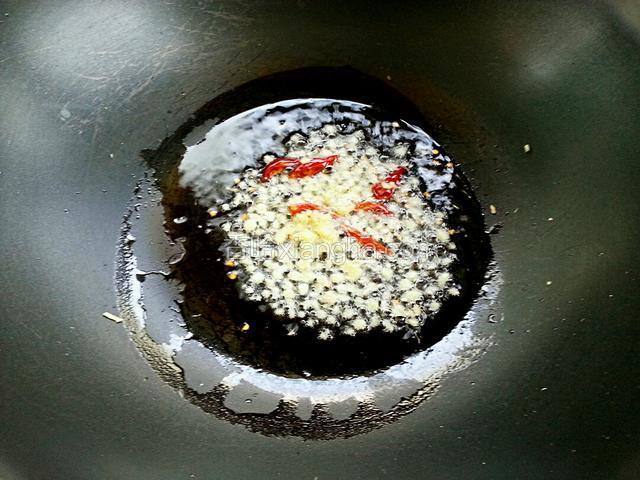 锅里油烧热，放入干红辣椒和姜蒜末炒香