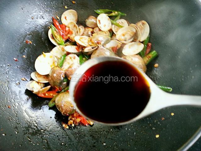 加入味极鲜，翻炒均匀即可