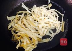 豆腐皮炒辣椒的做法图解4