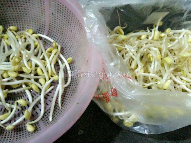 买回的豆芽，根须很长，我们把它搞一下