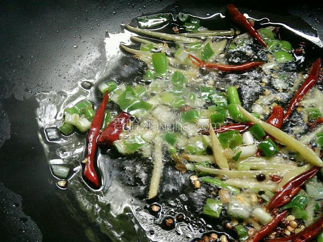 起油锅，小火炒香花板、生姜、红椒、葱花