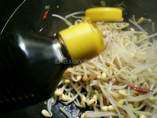 待豆芽变色，变软后，加入酱油调色调味