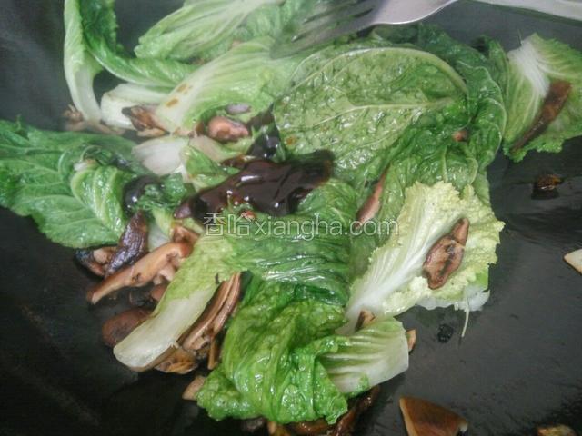 再翻炒一分钟后放蚝油