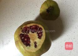 巧剥石榴的做法图解1
