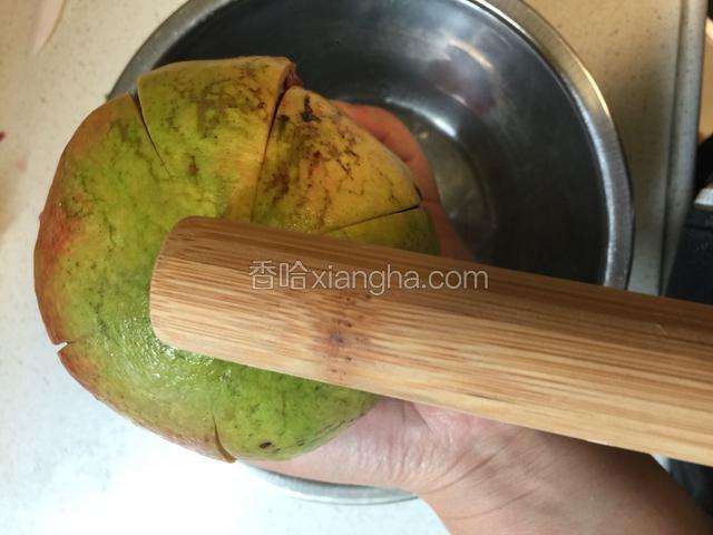 石榴倒扣在手上，用擀面杖敲打