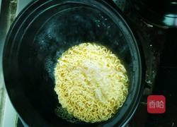 秘制砂锅方便面的做法图解3