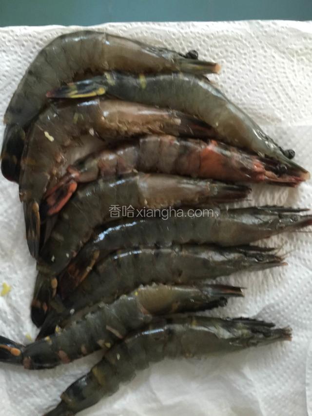 把腌好的虾放入厨房纸里吸干水份。