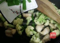 五花肉炒野菜花的做法图解5