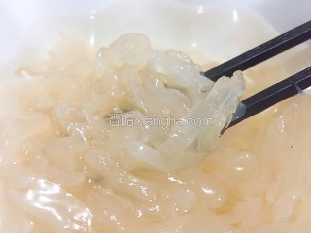 海蜇头/海蜇皮，提前用水泡至无咸味，切丝入八分开的熱水中烫3到5秒后捞出，过凉水冷却