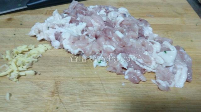 猪肉切碎，姜切碎