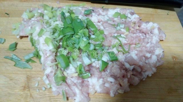 葱切碎同肉，姜一起剁碎