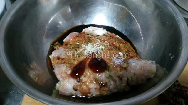 将肉放入盆中加入酱油，料酒，香油，蚝油，鸡精顺一个方向搅拌