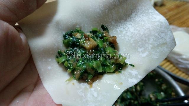 取馄饨皮一张放入馅