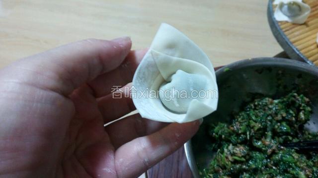 对角一捏最简单的馄饨包好了
