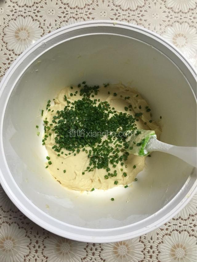 香葱洗净沥干水分切成葱末倒入盆中搅拌均匀