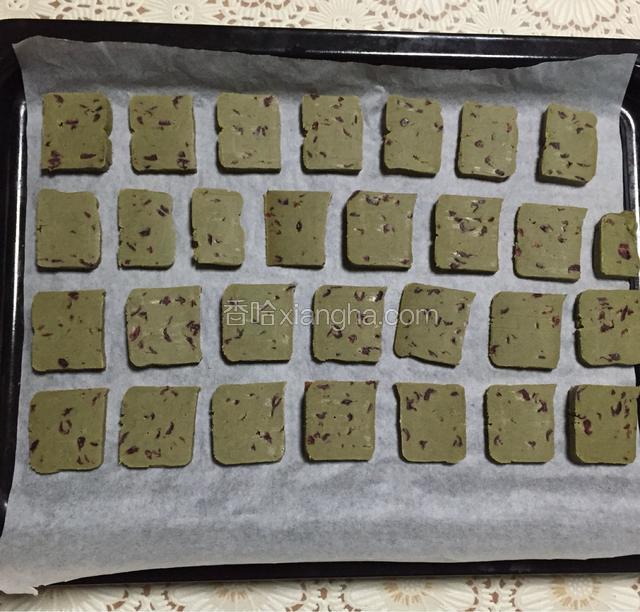 取出冻硬的长方形面团，用小刀切成差不多厚度的薄片