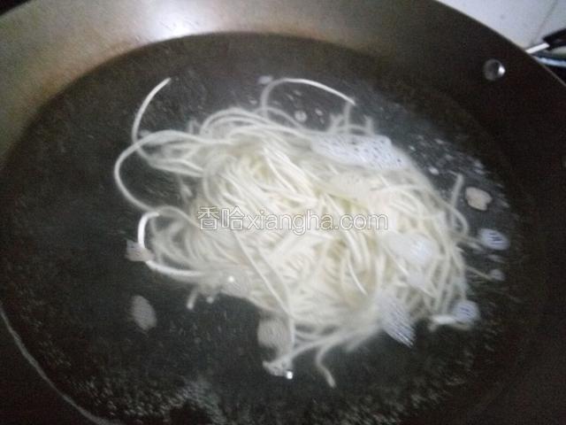 锅里加水烧开，放面开大火煮制